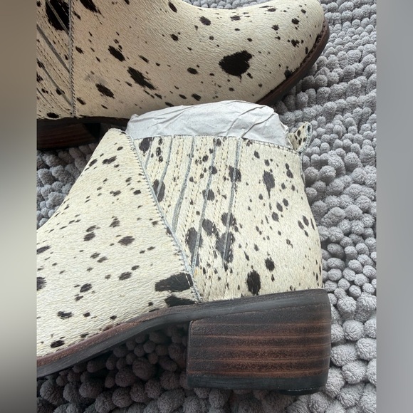 Matisse NWOT calf fur, white and dark brown. Made in Brazil 9M. In box. - Picture 14 of 15